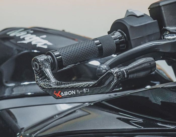 Pro guard carbon kevlar Kabon Carbonparts terpasang di Ninja ZX-25R ini.