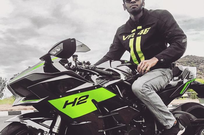 Rossi tertangkap naik Kawasaki Ninja H2 komplet dengan apparel VR46