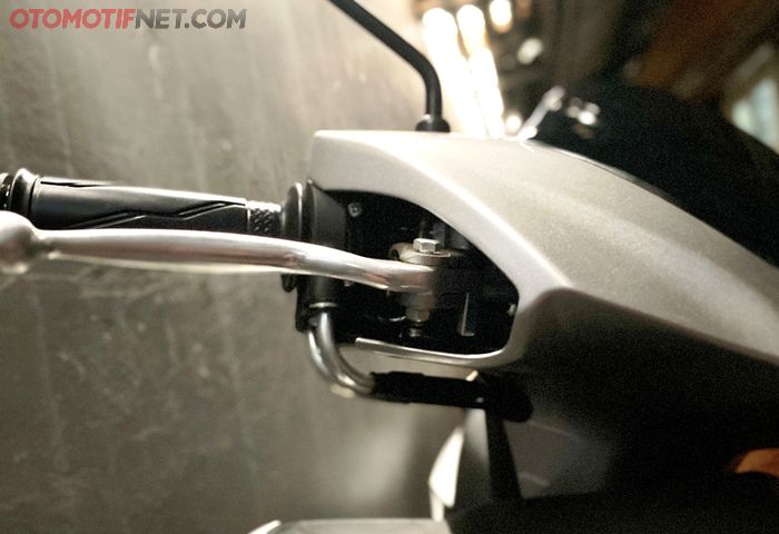 Switch rem Yamaha FreeGo ada di master rem, menggantinya perlu membuka batok lampu