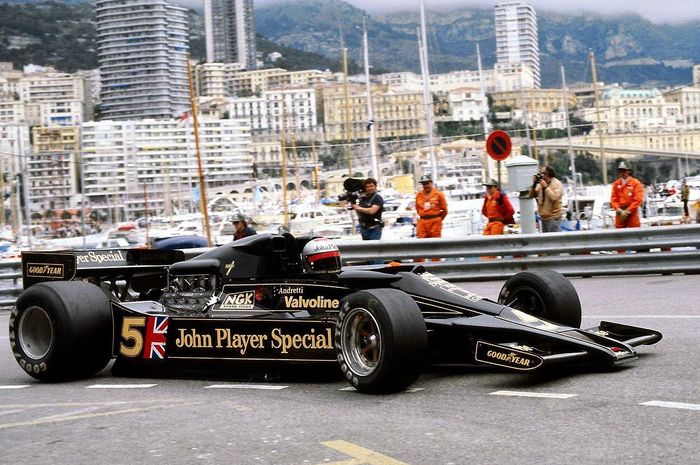 Mario Andretti juara dunia F1 1978 mengendarai mobil tim John Player Team Lotus bermesin Ford di F1 Monako 1978