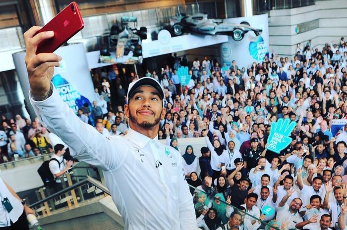 Lewis Hamilton merayakan suksesnya di 2017 bersama karyawan Petronas di Petronas Twin Towers, Kuala Lumpur Malaysia, akhir November lalu