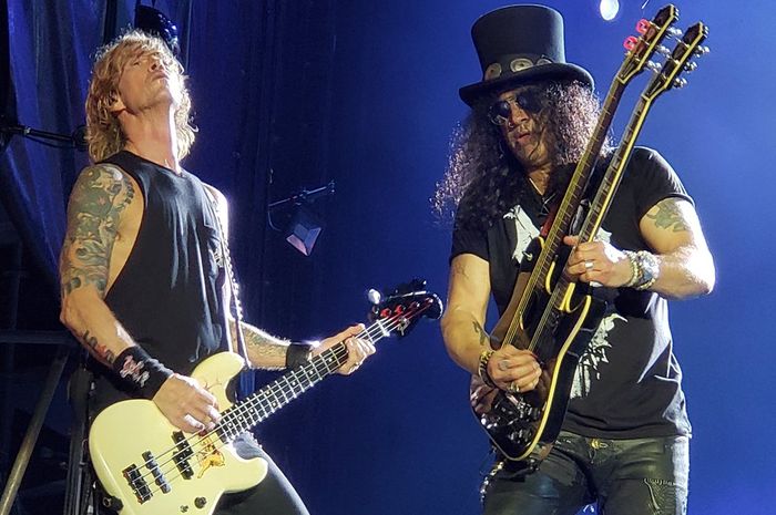 Duff McKagan dan Slash, dua dari personel grup band Guns N' Roses ini tampil di Jakarta, Kamis (8/11/2018)