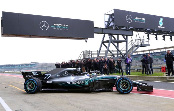 Mercedes W09 EQ Power+ diperkenalkan ke publik hari Kamis (22/2/2018) di sirkuit Silverstone, Inggris