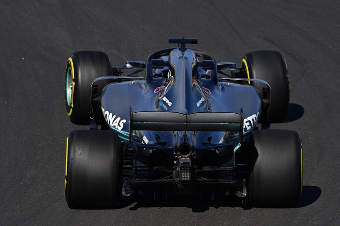 Lewis Hamilton dengan mobil Mercedes 2018