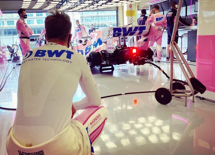 Nico Hulkenberg hanya bisa menyaksikan kru tim Racing Point memperbaiki mobilnya menjelang start F1 Inggris 2020
