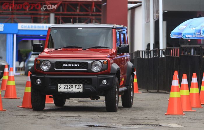 Test drive Suzuki Jimny 5-Doors di IIMS 2025