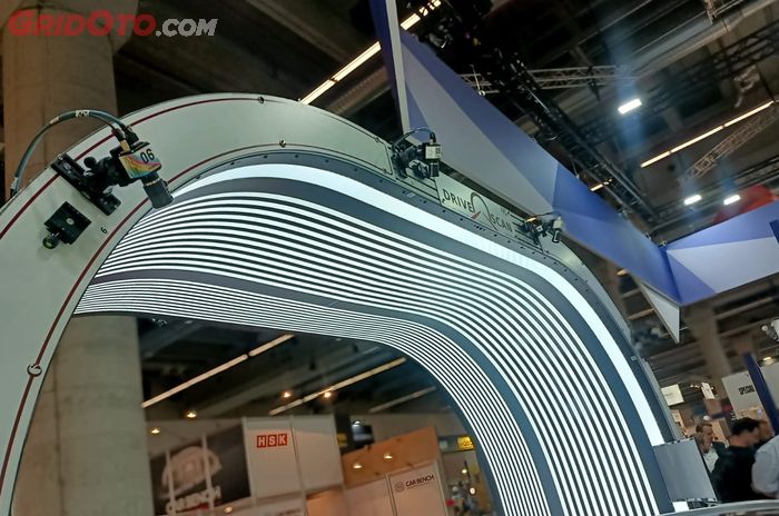 Alat DAT ini dipindai oleh banyak kamera beresolusi tinggi untuk memotret kondisi mobil