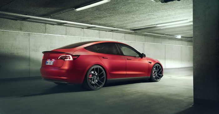 Tampilan belakang modifikasi Tesla Model 3 garapan Novitec
