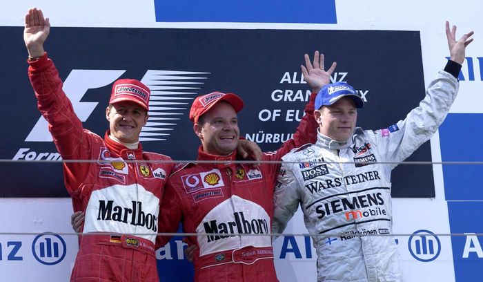 Rubens Barrichello (tengah) meskipun tidak juara dunia, tetapi kariernya sukses bersama tim Ferrari dengan dua kali runner-up klasemen (2202 dan 2004)