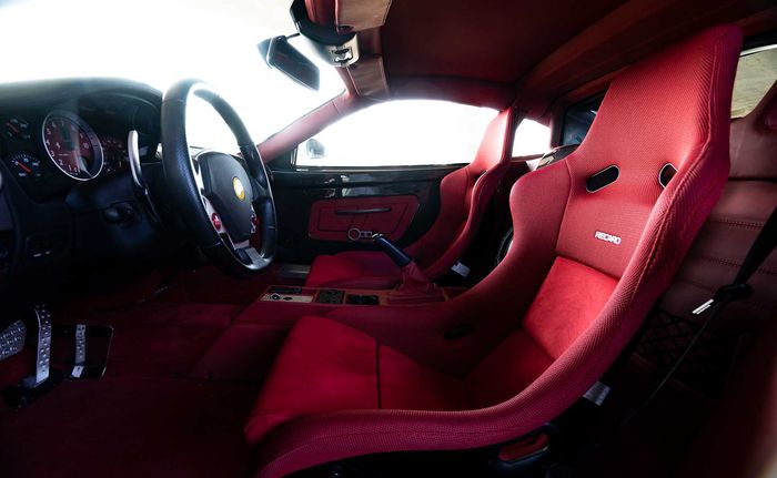 Sepasang  bucket seat Recaro di kabin Ferrari F430