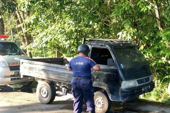 Suzuki Carry yang isi kabinnya terbakar di Jl Adonis Samad, Panarung, Pahandut, Palangkaraya, Kalimantan Tengah