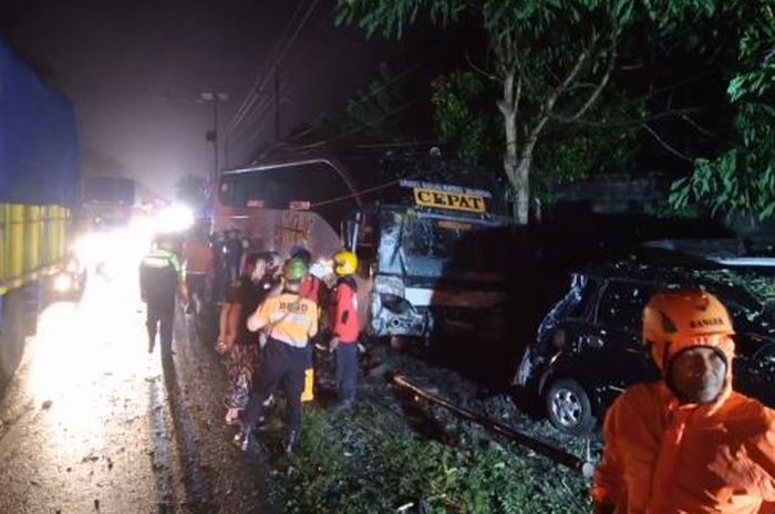 Kecelakaan bus PO EKA tabrak motor dan dua mobil di jalur Secang, Magelang, Jawa Tengah