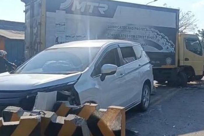 Mitsubishi Xpander babak belur di Gresik usai hajar pembatas jalan dan dihantam truk boks