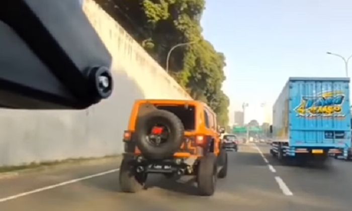 Rubicon oranye senggol mobil namun berakhir kabur di Tol Mampang. Terungkap pakai pelat palsu