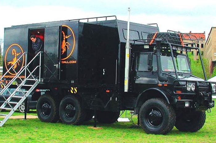 Modifikasi Mercedes-Benz Unimog jadi warnet berjalan