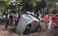 Kayak Foto Masuk Bingkai, Daihatsu Xenia Nyebur Ke Lubang, Banyak Yang Heran Bagaimana Kejadiannya