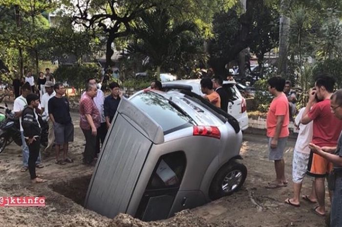 Daihatsu Xenia masuk lubang di Grogol, Jakbar