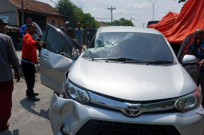 Toyota Avanza korban terjang gandegan truk yang terputus