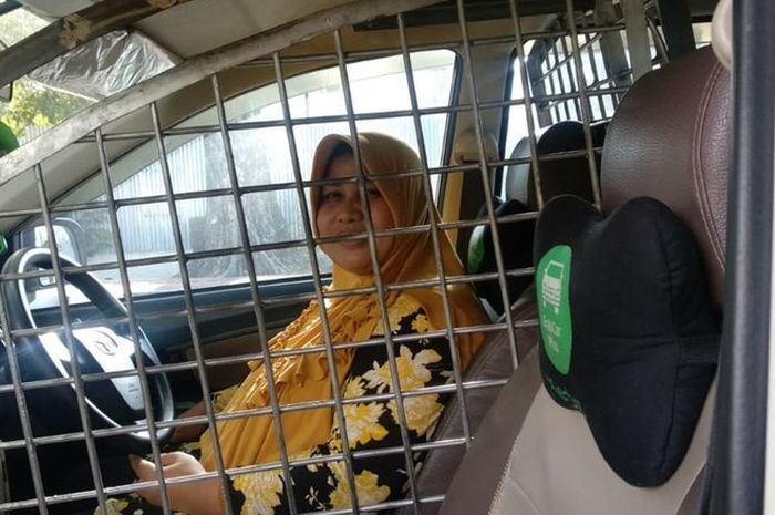 Mobil milik Valery (42) sopir taksi online di Palembang, Sumatera Selatan dipasangi tralis besi untuk menghalau begal