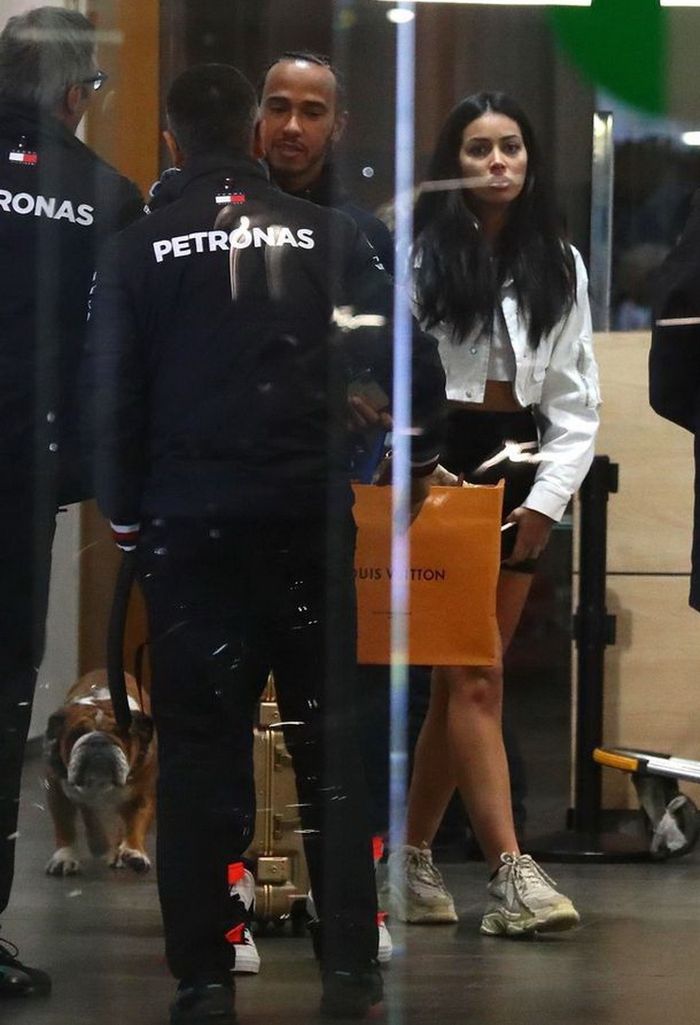 Lewis Hamilton dan Cindy Kimberly di bandara Barcelona, tampak juga kru tim F1 Mercedes