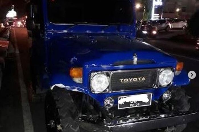 Toyota FJ40 meluncur tanpa pengemudi hantam tiga mobil 