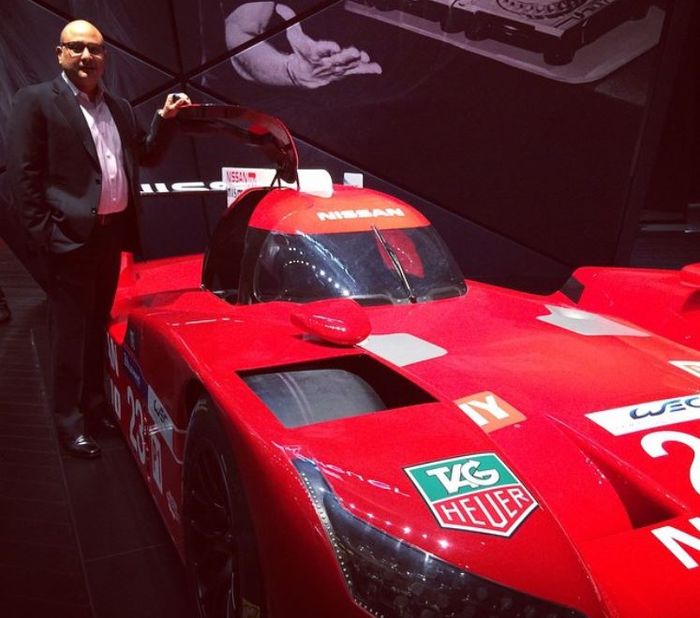 Irwan Mussry saat berfoto dengan mobil balap Nissan