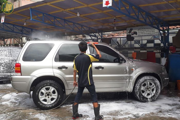 Ilustrasi mencuci mobil di car wash