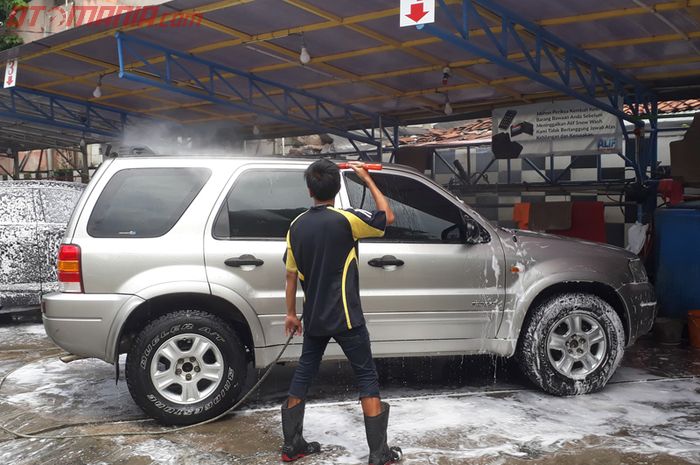 Ilustrasi mencuci mobil di car wash