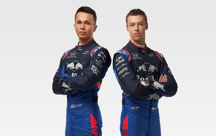Alexander Albon (kiri) dan Daniil Kvyat memperkenalkan baru balap tim Toro Rosso untuk balap F1 2019