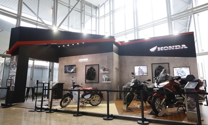 Booth AHM di Pre Function Hall 1 siap menarik perhatian dengan sepeda motor premium dan model big bike Honda.