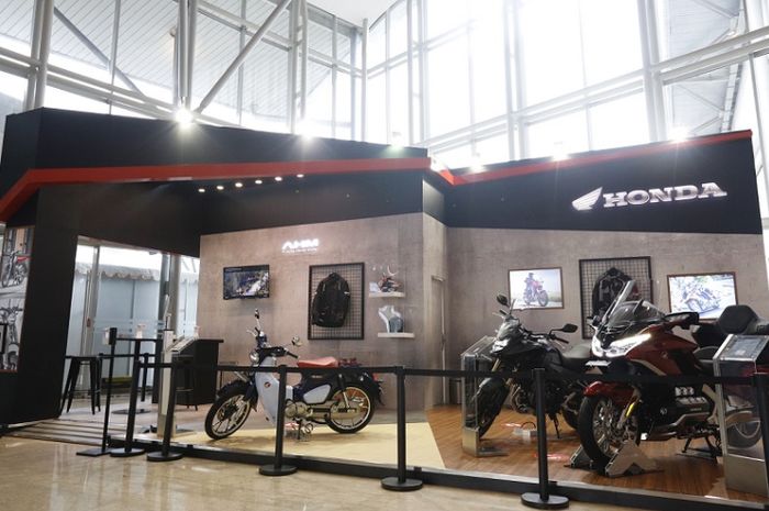 Booth AHM di Pre Function Hall 1 siap menarik perhatian dengan sepeda motor premium dan model big bike Honda.