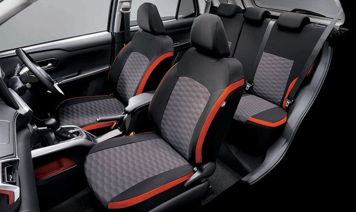 Tampilan interior paket aksesori Powerfull untuk Daihatsu Rocky