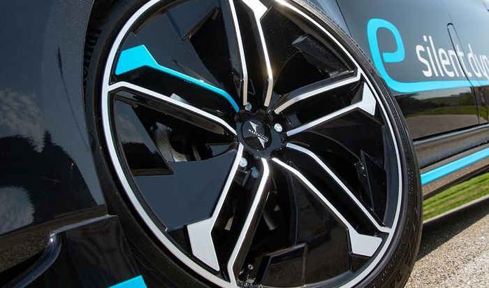 Modifikasi Mercedes-Benz Vito ditopang pelek Aerorad Vaed ukuran 20 inci