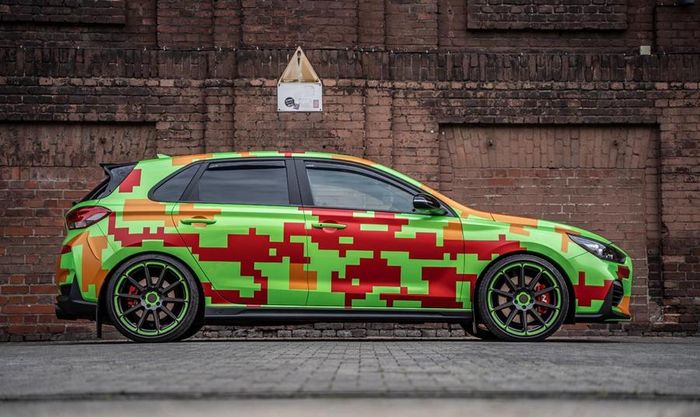 Kombinasi warna bodi hijau dan decal pixel melapisi tubuh Hyundai i30 N