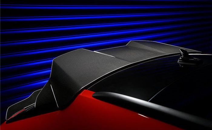 Spoiler atap yang terpasang di belakang modifikasi Audi RS6 Avant