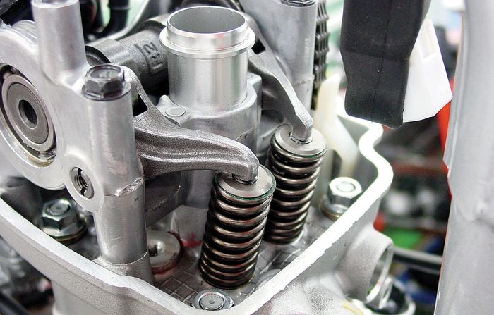 Dengan pakai konstruksi Unicam, sudut valve (klep) Intake dengan valve ex-nya bisa dirapatkan lagi