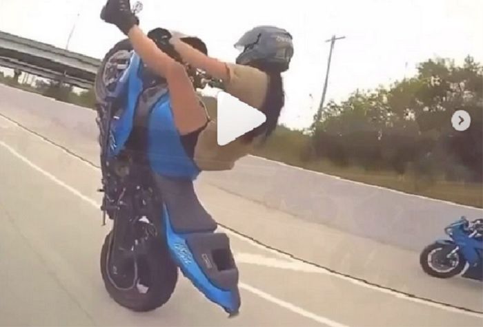 Tampilan belakang Toyota Alphard pakai body kit simple dari Aimgain