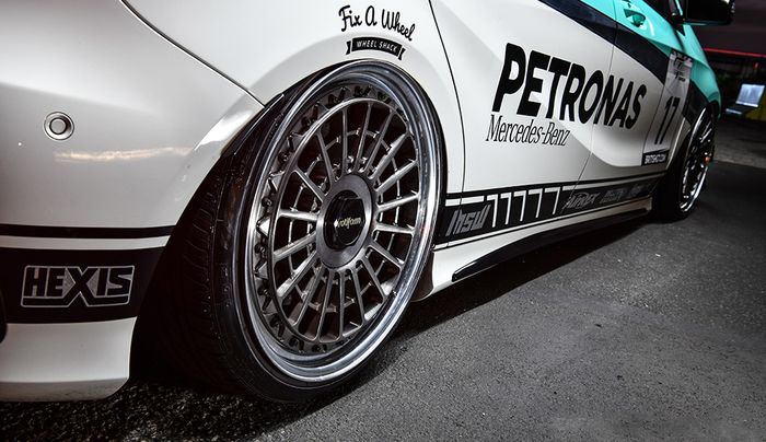 Mercedes-AMG A45 pasang pelek Rotiform LAS-R ukuran 19x8,5 inci