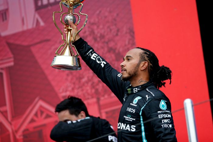 Di F1 Rusia 2021, Lewis Hamilton meraih kemenangan ke-100