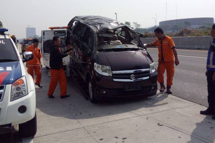 Kecelakaan tunggal melibatkan Suzuki APV di Tol Jagorawi arah Jakarta, Minggu (15/9/2019).