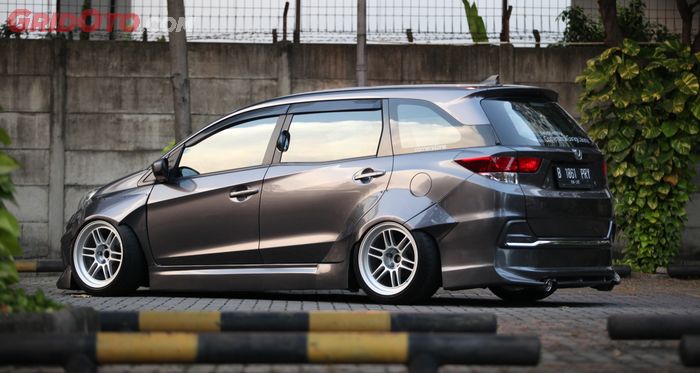 Honda Mobilio bergaya Rocket Bunny