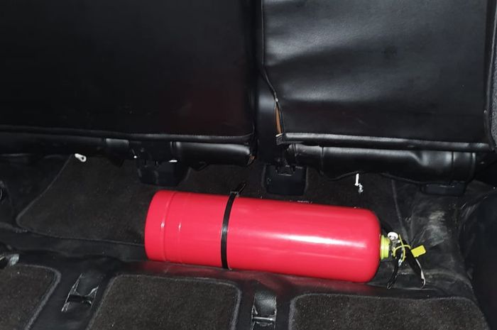 Meletakkan Alat Pemadam Api Ringan (APAR) di Dalam Mobil
