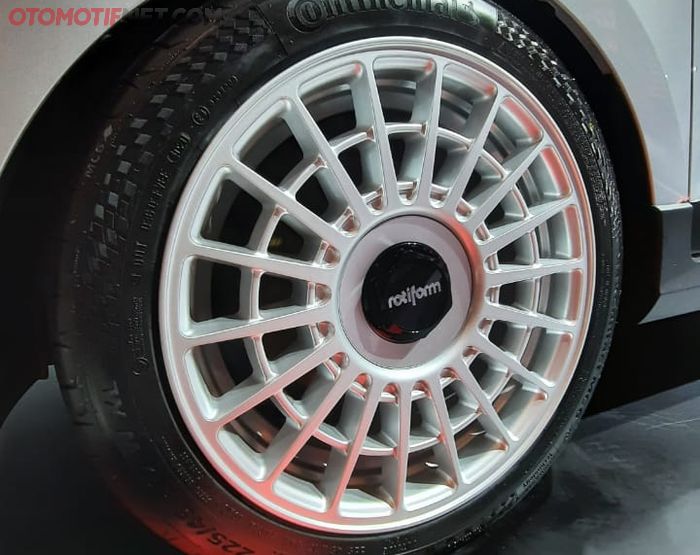 Velg Rotiform Las R17x8 ET 40 yang dibalut dengan ban Continental MC6 225/45/17.