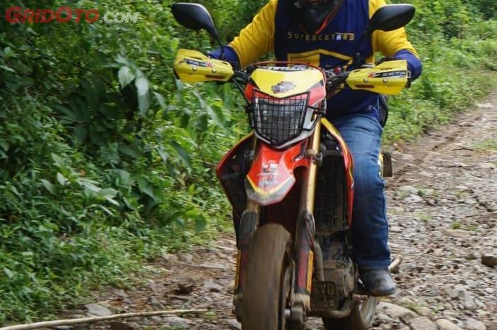 Lerry nekat membawa Honda CRF250L yang sudah diubah ke supermoto untuk trabasan. Gokil!