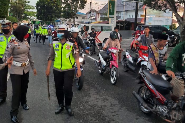 Satlantas Polres Tanjungpinang berhasil menjaring belasan remaja yang kepergok sedang ngetrek atau balapan liar