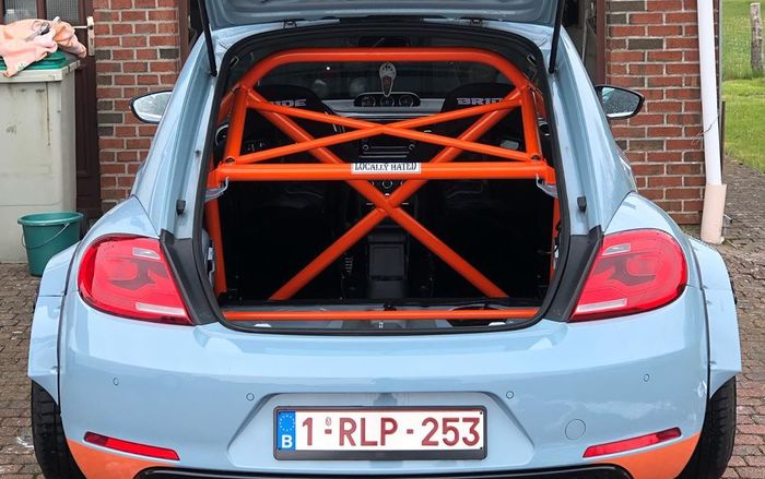 Tampilan kabin modifikasi VW Beetle sudah dipasang roll bar