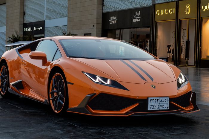 Lamborghini Huracan pakai kelir oranye dan body kit