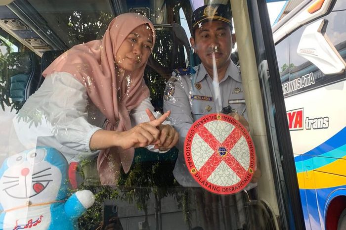 Jangan naiki PO Bus yang diberikan stiker tanda silang warna merah ini