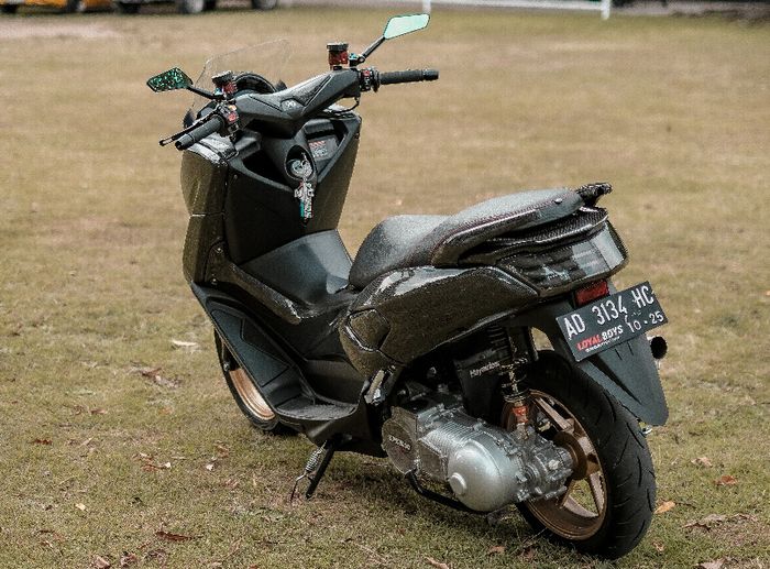 Yamaha NMAX tampil kece dengan jok MBTech, besi behel custom dan stoplamp JPA