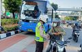 Terjebak Ada Polisi, Bikers Gotong Royong Angkat Motor Keluar Busway di Senen